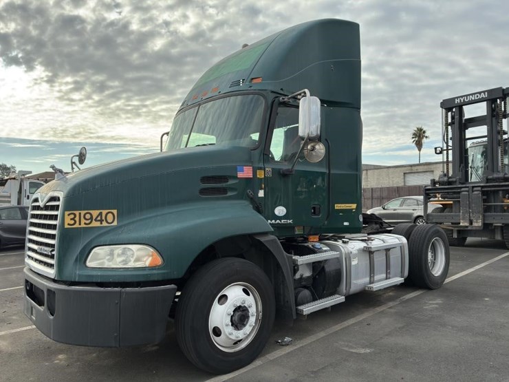 2012-mack-pinnacle-truck-tractor-image-1