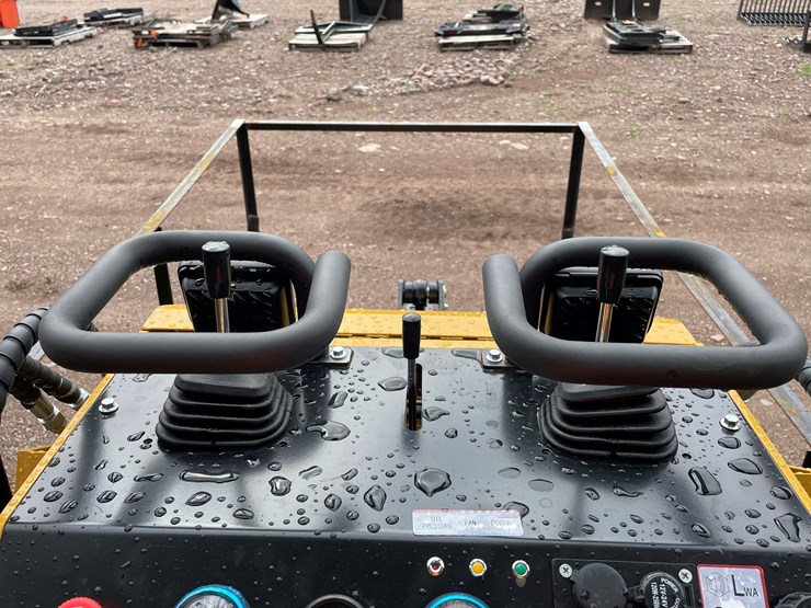 #8171-•-agt-compact-track-loader-image-18