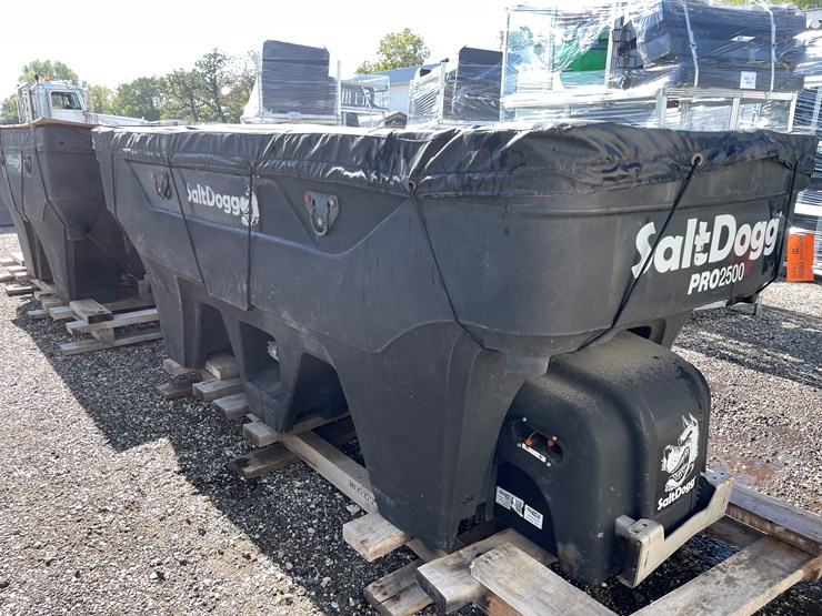 #6493-•-salt-dogg-pro-2500-truck-bed-salter-image-3