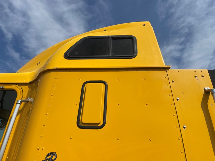 #1003-•-1997-international-semi-tractor-(has-wi-title)-image-24