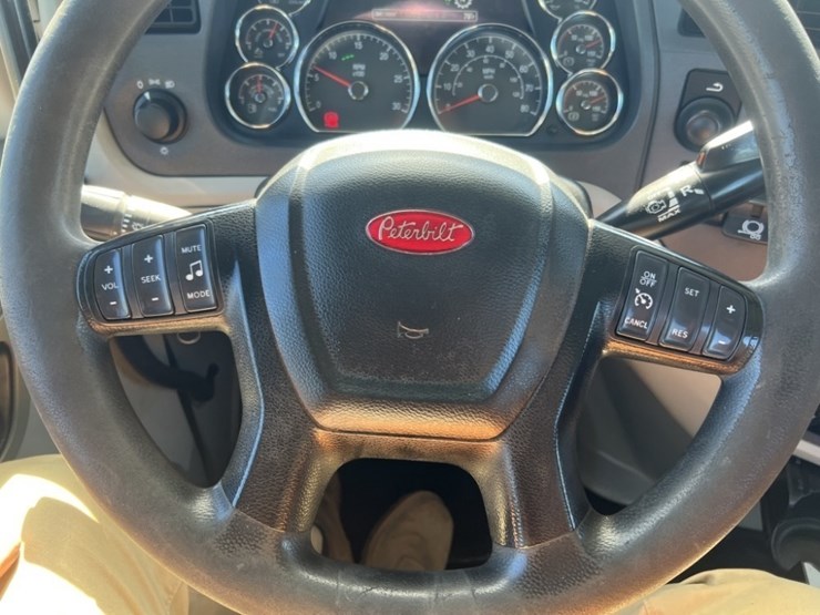 2020-peterbilt-579-image-36