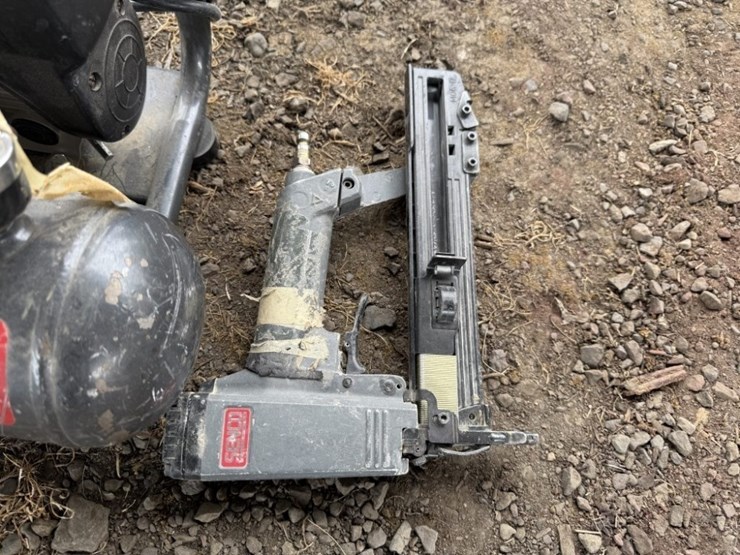 senco-air-compressor-&-senco-stapler-image-8