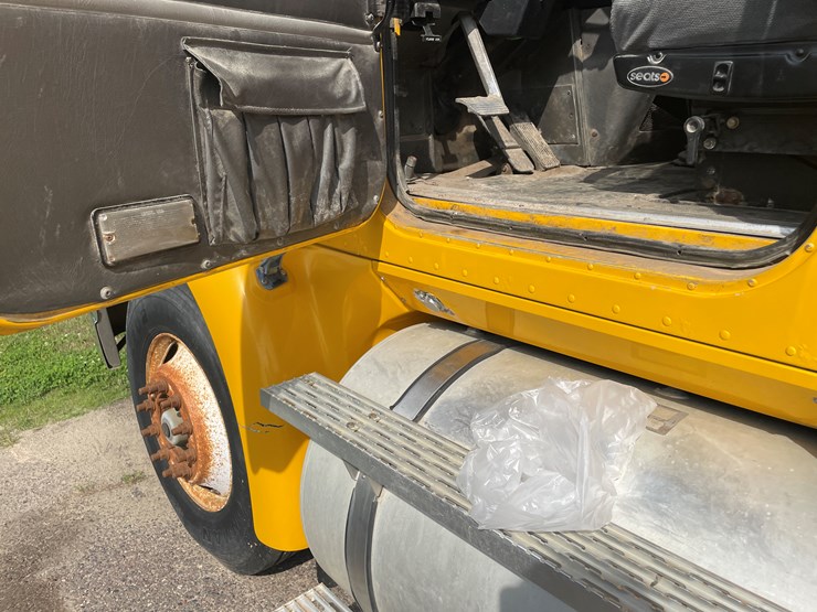 #1003-•-1997-international-semi-tractor-(has-wi-title)-image-41