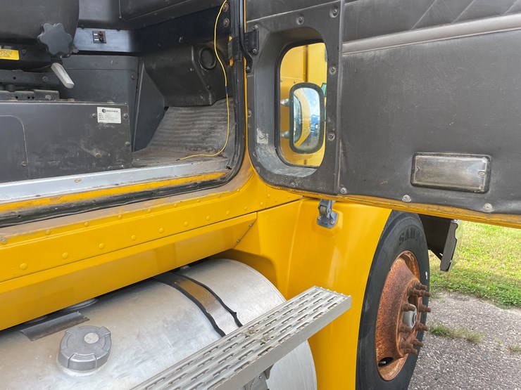 #1003-•-1997-international-semi-tractor-(has-wi-title)-image-74