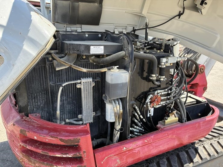 2019-takeuchi-tb240-image-16