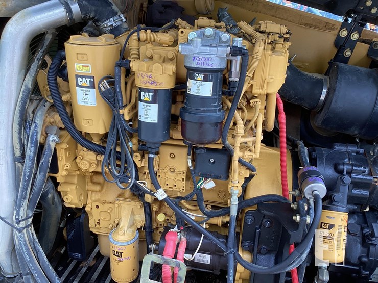 2015-caterpillar-tl1055d-image-11