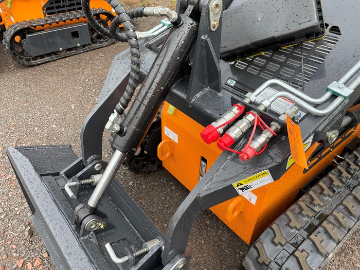 #8157-•-land-hero-mini-skid-steer-loader-image-10