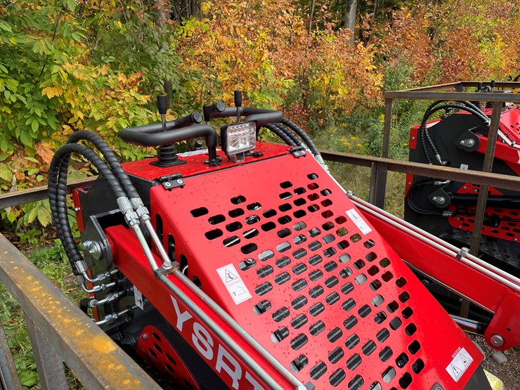 #8173-•-agt-compact-track-loader-image-13