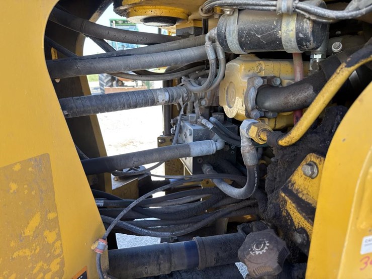 2018-deere-844k-image-36
