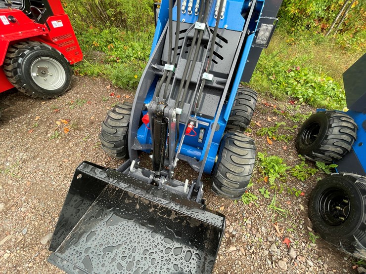 #8165-•-agt-skid-steer-loader-image-17