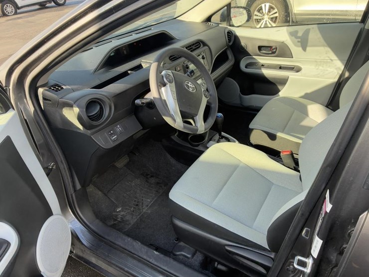 2014-toyota-prius-hatchback-image-10