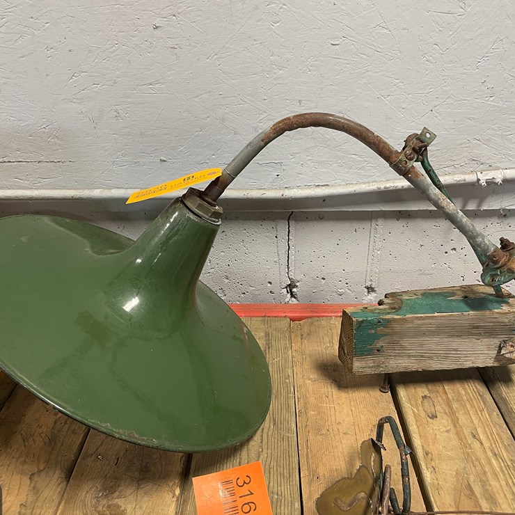 #5530 • Gas Station Lilypad Light (CW)