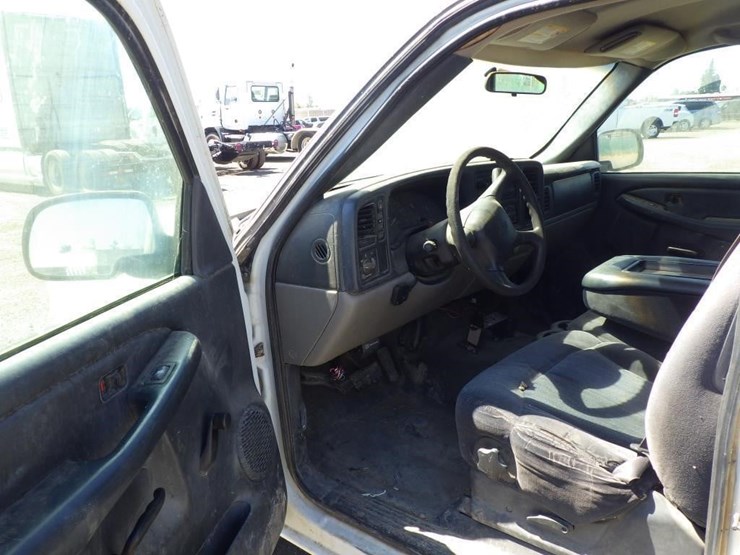 2002-chevrolet-tahoe-image-5