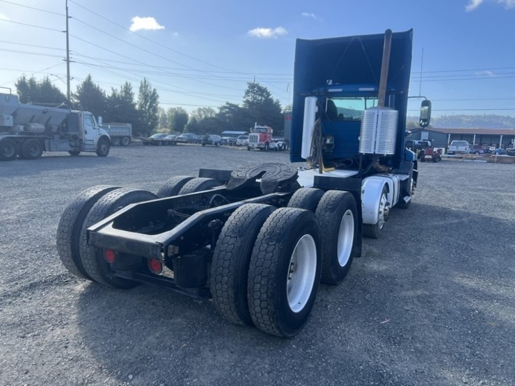 2013-mack-cxu-tri-axle-truck-tractor-image-4