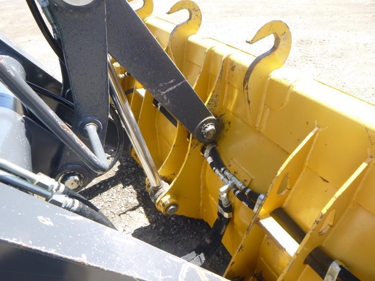 2021-deere-210l-image-14
