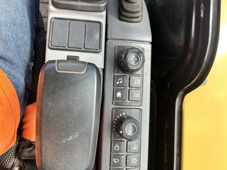#1034-•-2023-caterpillar-302.7-cr-mini-excavator-image-43