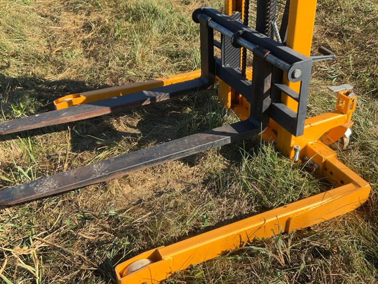 #224-•-hand-stacker-lift-image-12