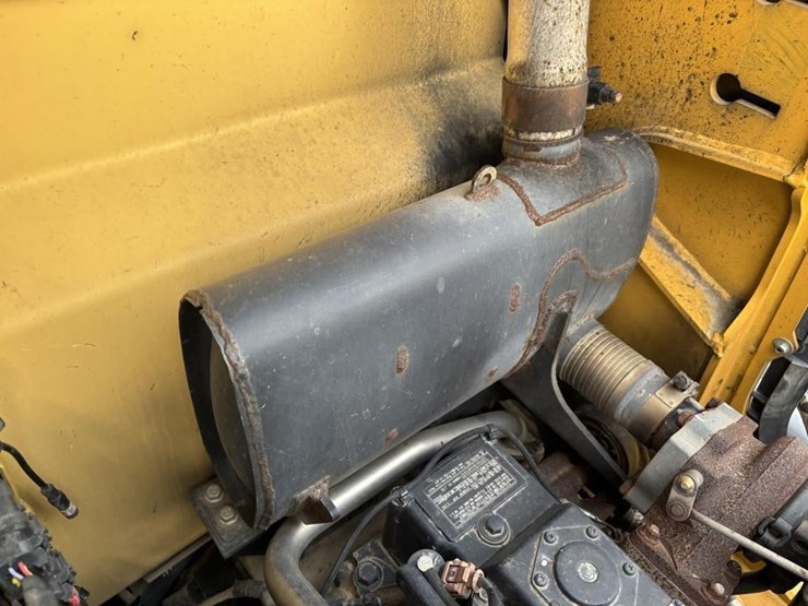 2019-deere-210l-image-46