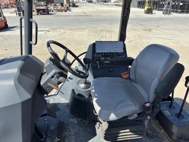 2018-deere-310l-image-21