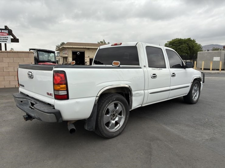 2005-gmc-sierra-crew-cab-pickup-image-3