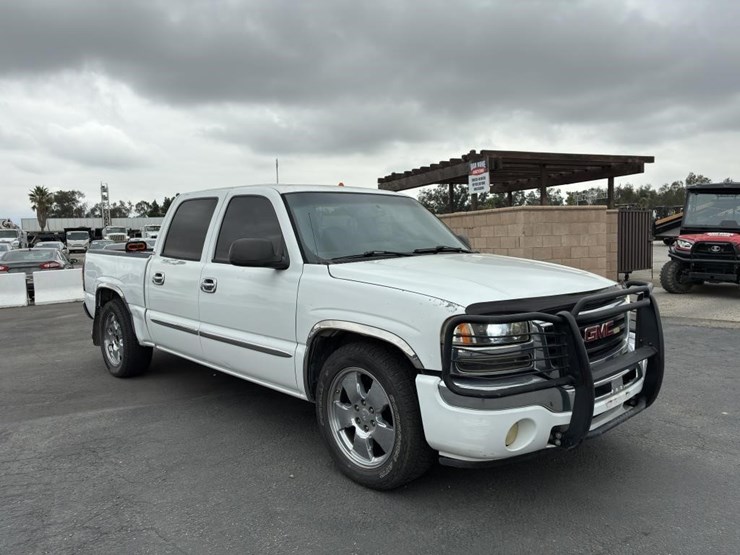 2005-gmc-sierra-crew-cab-pickup-image-2