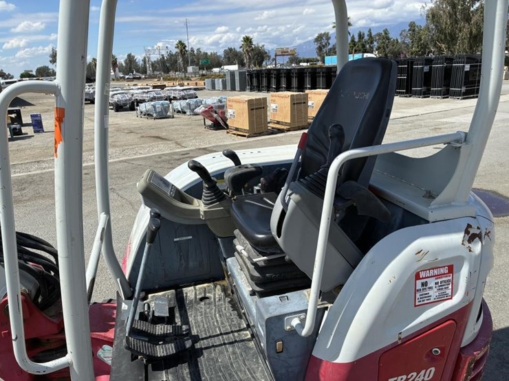 2019-takeuchi-tb240-image-20
