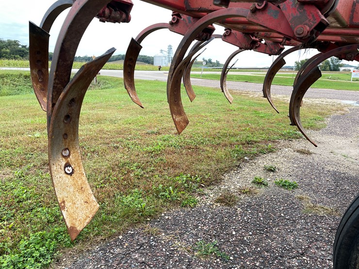 #1033-•-sunflower-chisel-plow-image-8