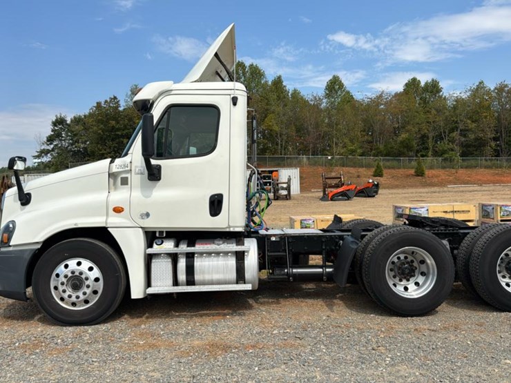 #1959-•-2015-freightliner-day-cab-semi-truck-image-2