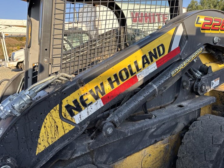 2020-new-holland-l228-image-17