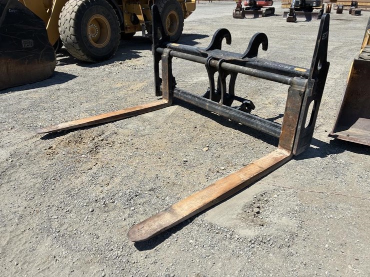caterpillar-72"-fork-attachment-image-1
