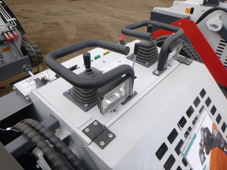 bttl-stm25-6-skid-steer-track-loader-image-15