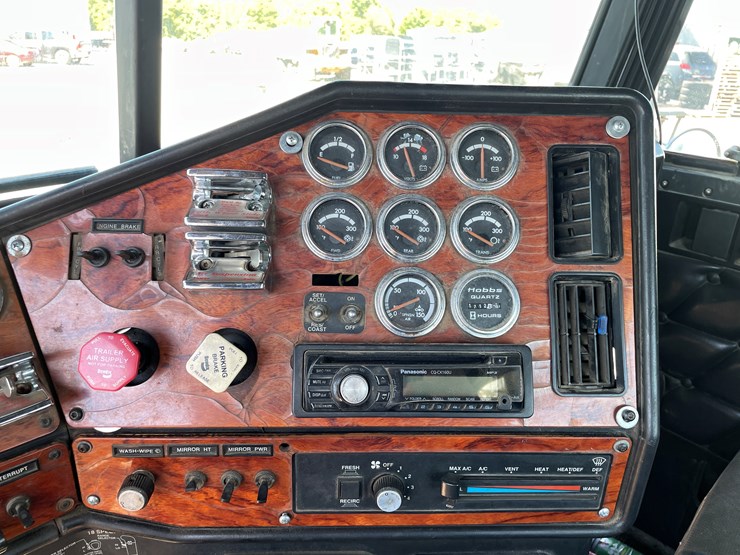 1999-freightliner-108sd-image-45