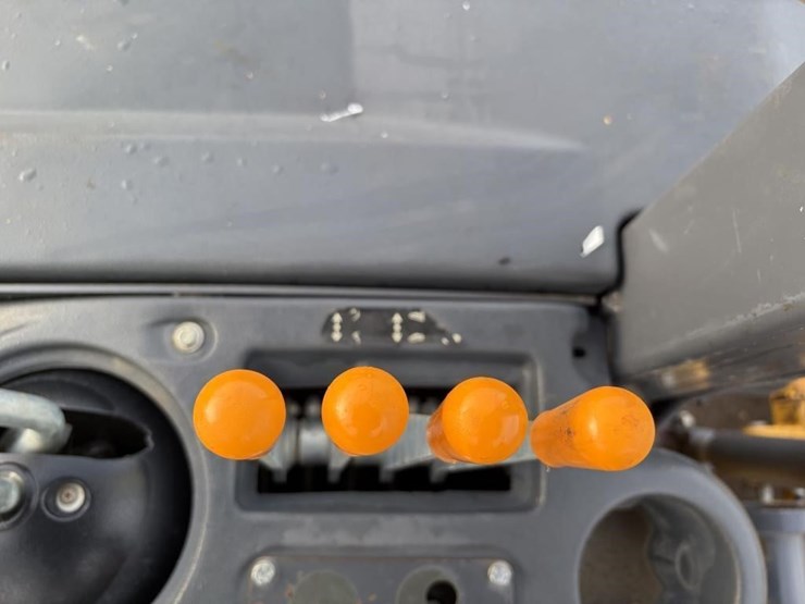 2019-deere-210l-image-38
