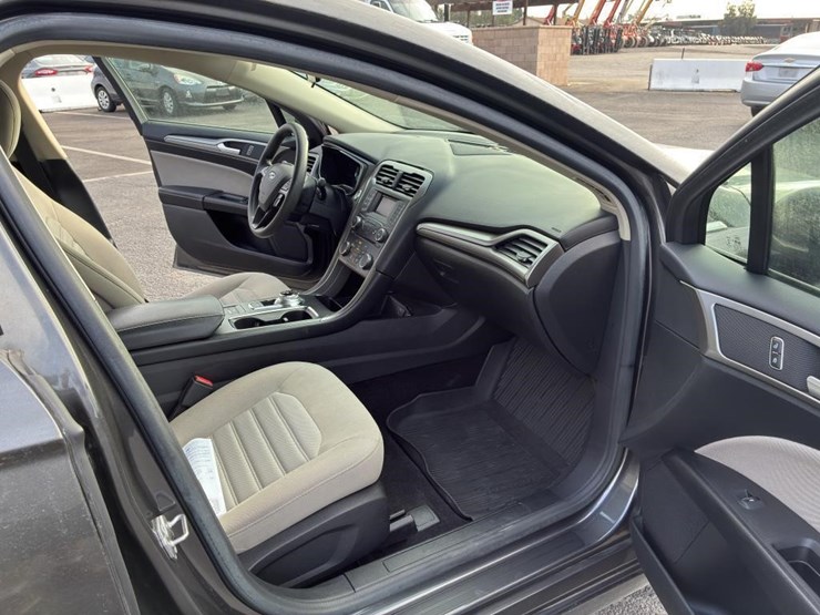 2017-ford-fusion-sedan-image-8