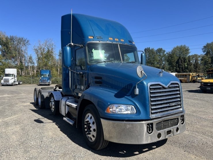 2013-mack-cxu-tri-axle-truck-tractor-image-2