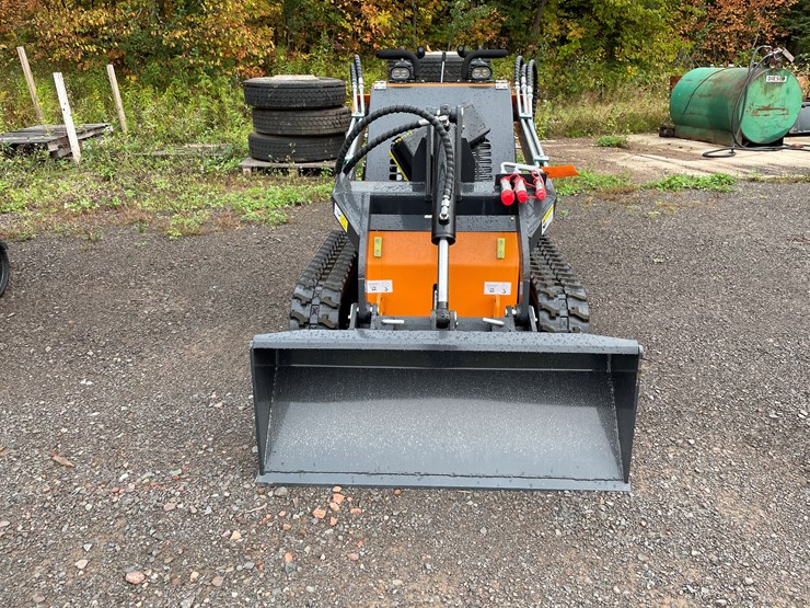 #8157-•-land-hero-mini-skid-steer-loader-image-2