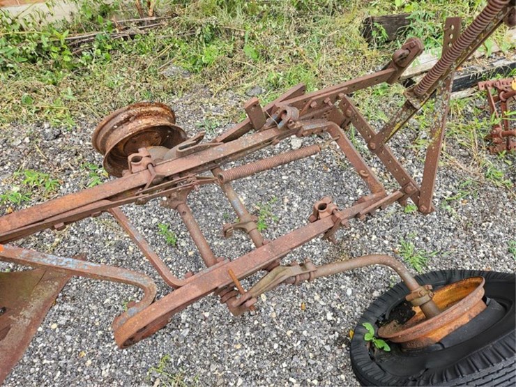 #2068-•-allis-chalmers-2b-pull-plow-image-18