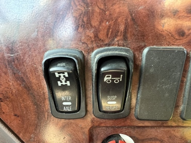 2013-mack-cxu-tri-axle-truck-tractor-image-39