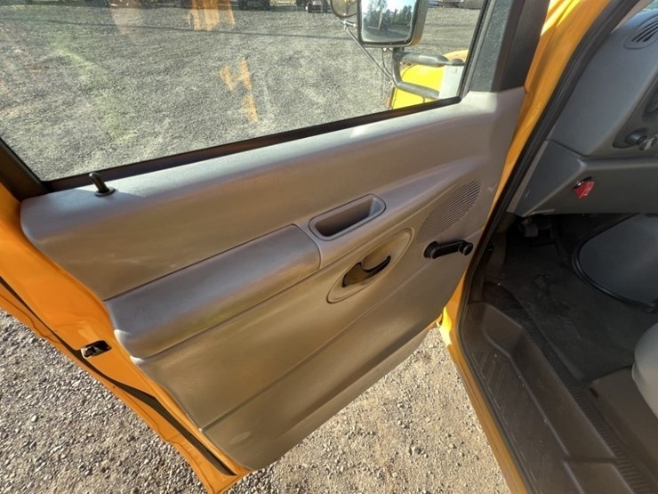2008-ford-e350-image-25