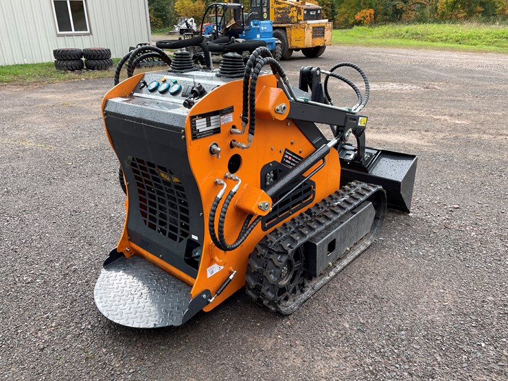 #8157-•-land-hero-mini-skid-steer-loader-image-5