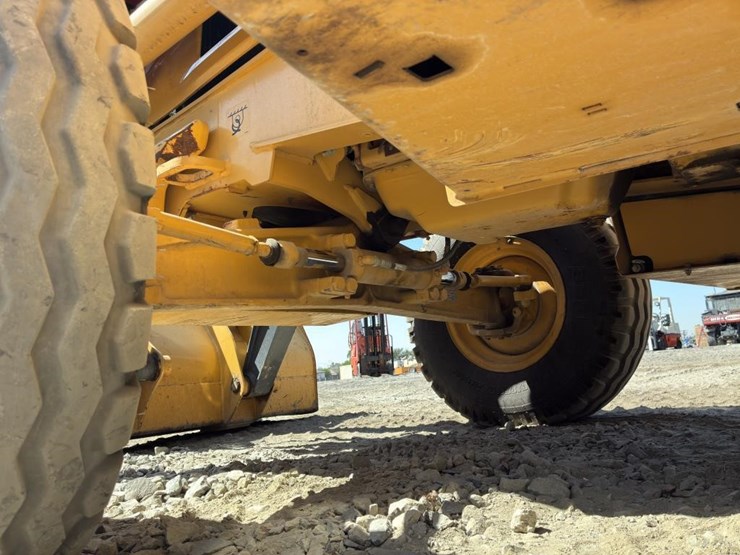 2018-deere-310l-image-13
