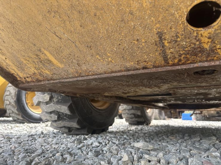 2014-deere-326e-image-51
