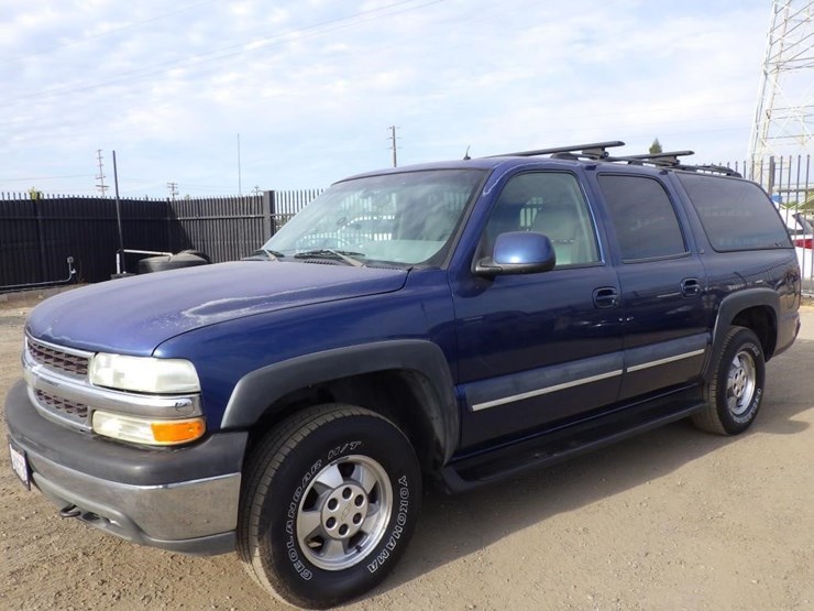 2002-chevrolet-suburban-image-1