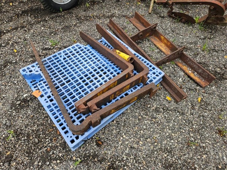 #2066-•-pallet-forks-image-2