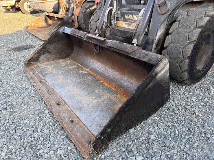 2020-new-holland-l228-image-9