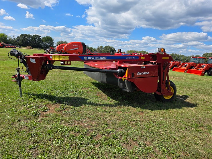 2023-new-holland-210-image-28