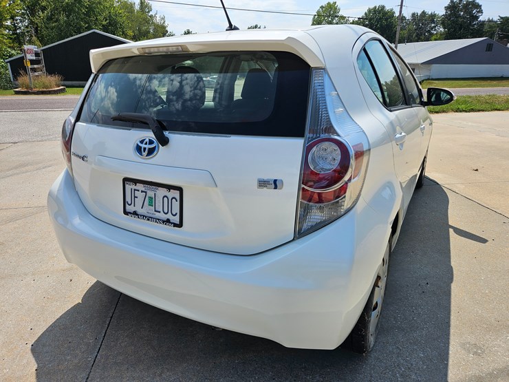 #16993-•-2012-toyota-prius-c-passenger-car-image-11