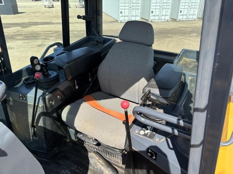 2017-deere-750k-image-30