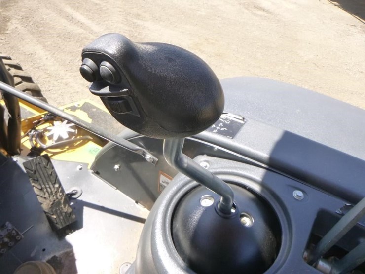 2021-deere-210l-image-32