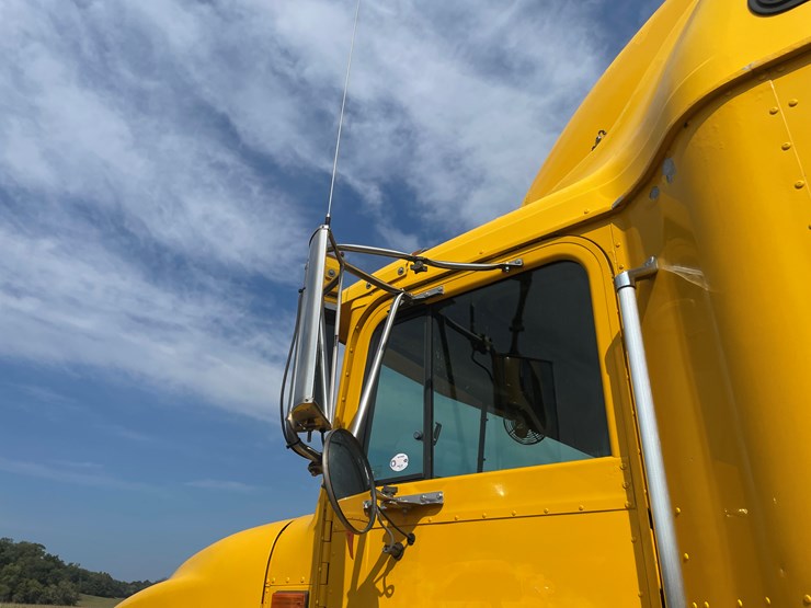 #1003-•-1997-international-semi-tractor-(has-wi-title)-image-25